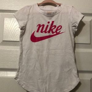 Nike | White Basic Short-Sleeve Tee - Girls. Size 6 pink swoosh and short cap.